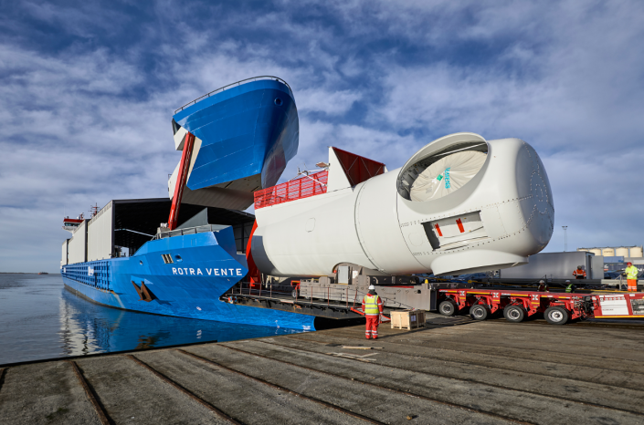 圖 1 Rotra Vente號運送風力發電機組件